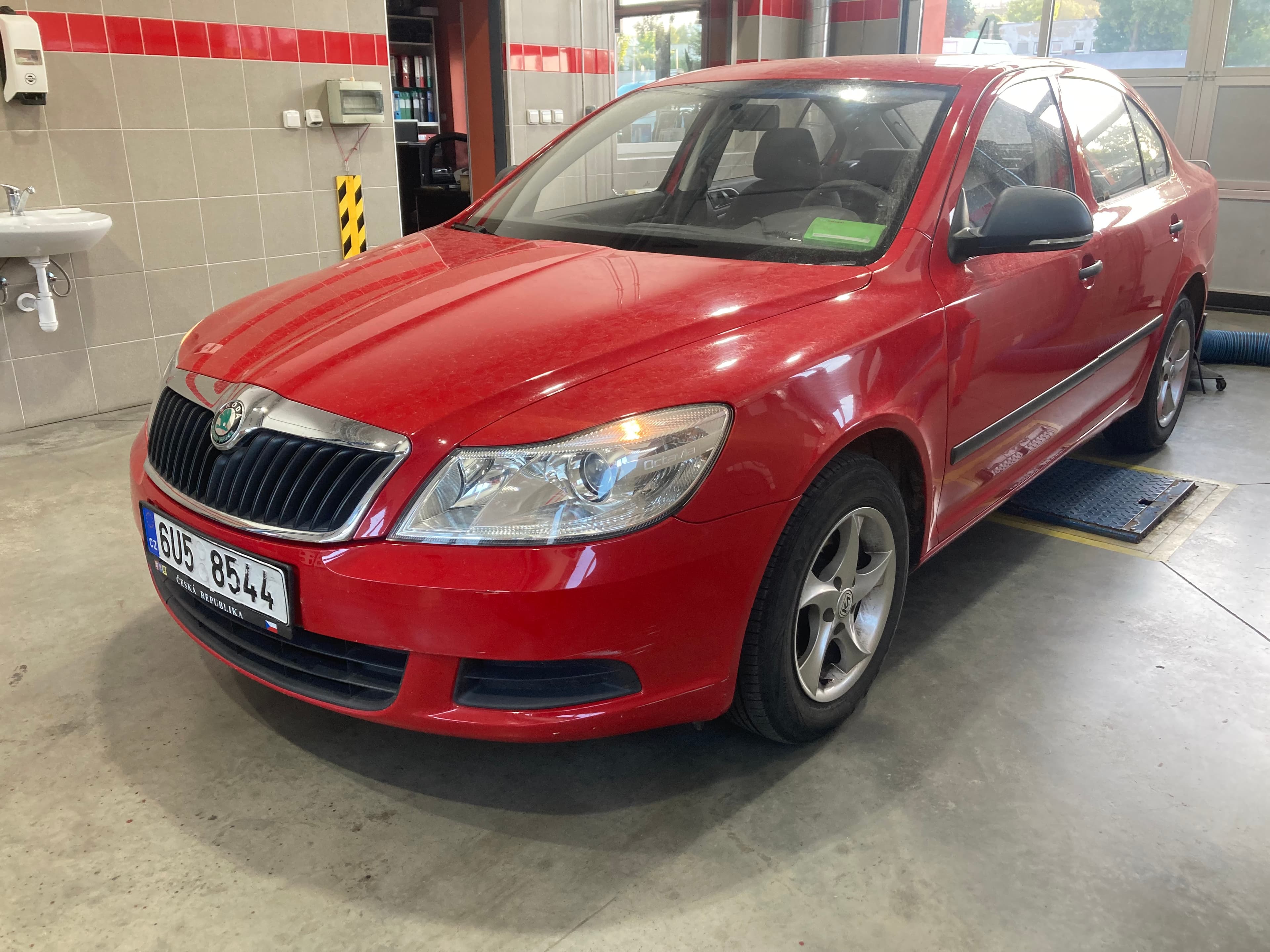 Červená Škoda Octavia v dílně Autoservis DC