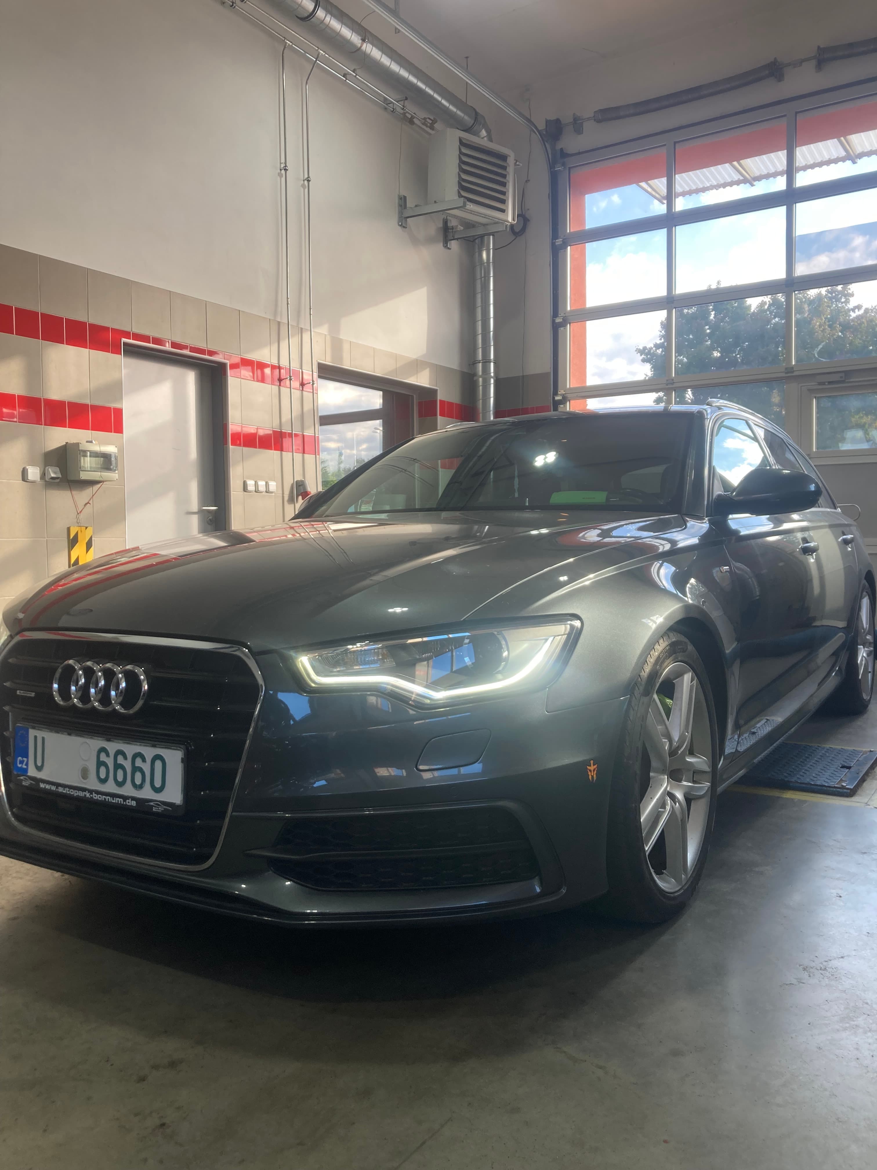 Škoda Superb na odtahovém přívěsu s budovou dílny