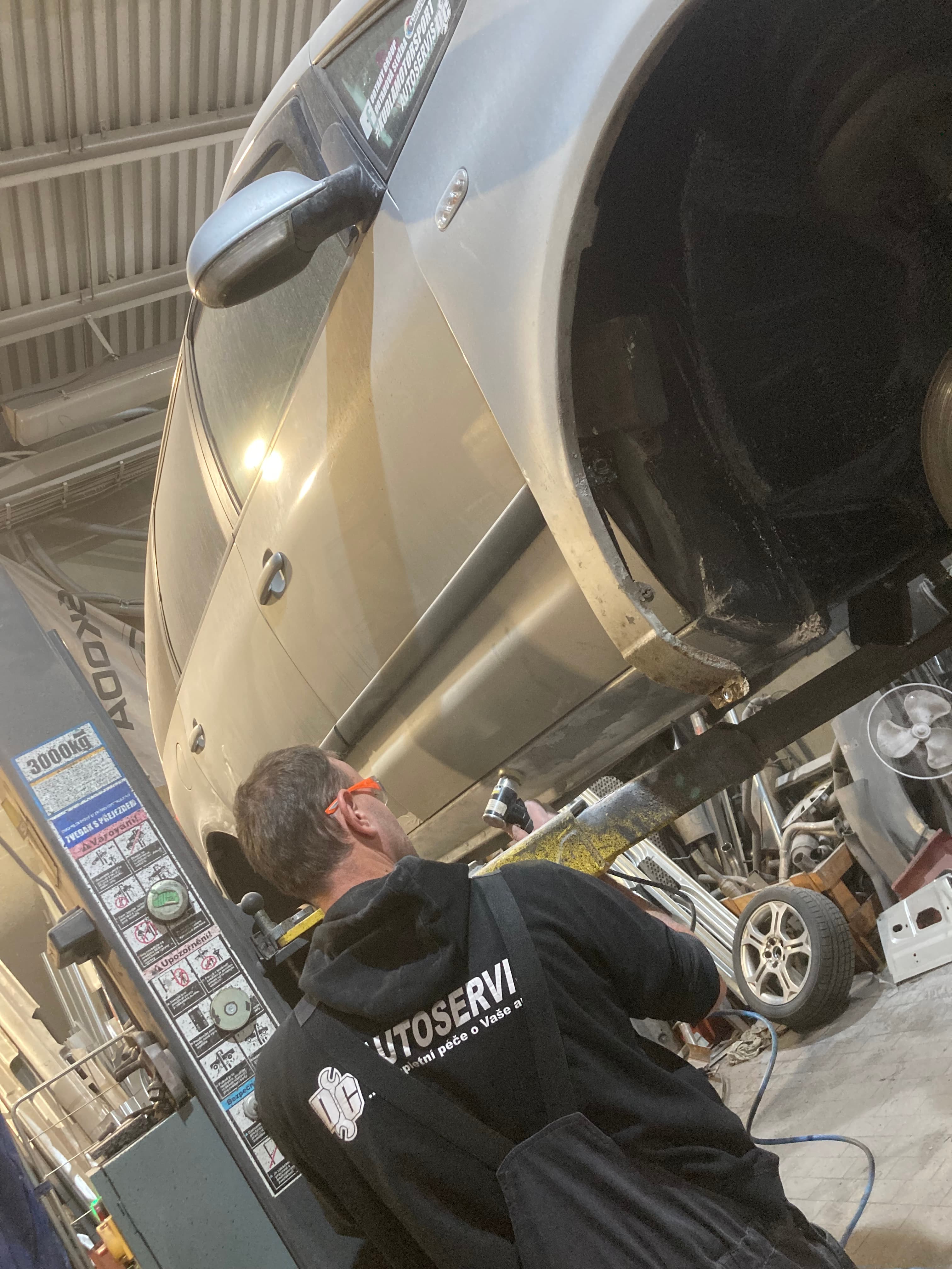 Mechanik pracuje na vozidle v dílně Autoservis DC